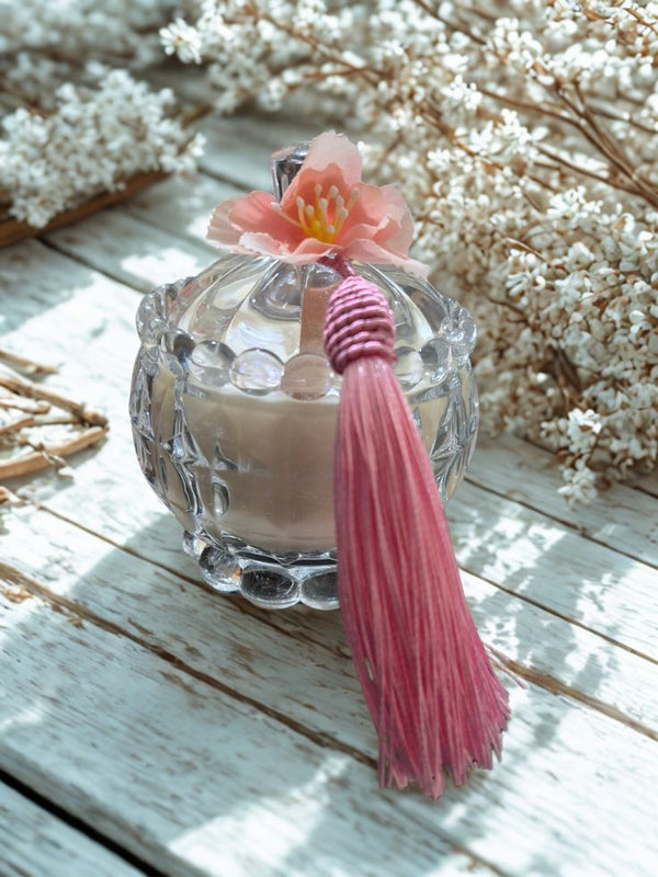 Vela Aromática Sakura - Cera de Coco Premium em Frasco de Vidro Facetado com Tassel Rosa